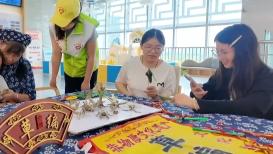 女童被压车底路人秒抬车救人