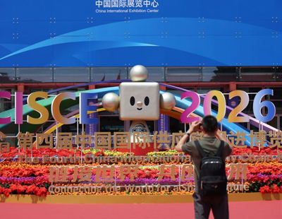 西安一轿车失控撞上公交站台